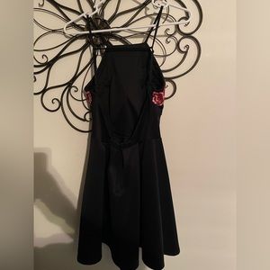 Dress size 7/8. Excellent used condition. No rips, tears, stains or snags.